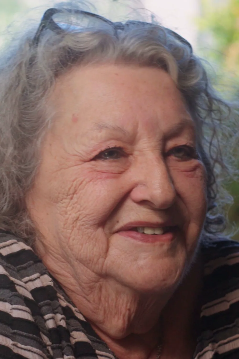 Martine, filmée dans son jardin pour un film Mémoire de famille